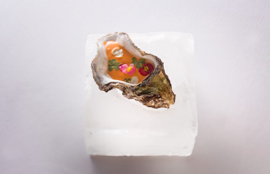 能登の岩牡蠣。輪島『上田農園』のトマトのガスパチョとゆべしを加えたフロマージュ・ブランを添えて。(『AZUR et MASA UEKI』のアミューズより)