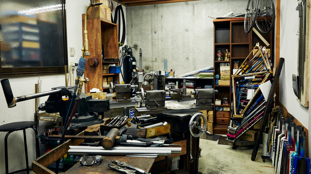 年季の入った作業場。写真中央の作業台は、自転車のためにサイズが調整された特注のもの
