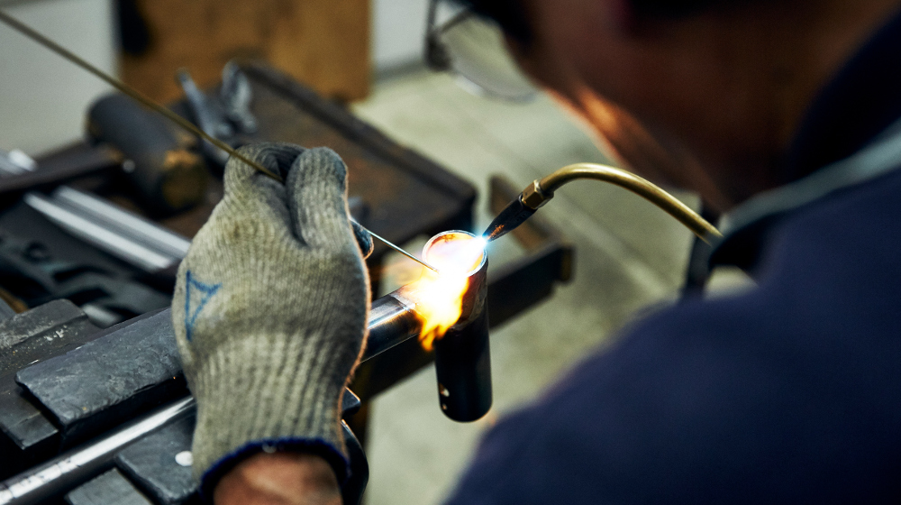 フレームの製造工程で最も技量が求められる作業が「溶接」。冷えて収縮することも考慮し細かな修正を重ねる