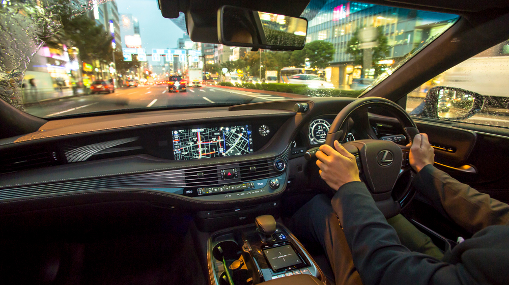 約30分程度だがLS500hの後席に試乗。車内には静寂が広がる
