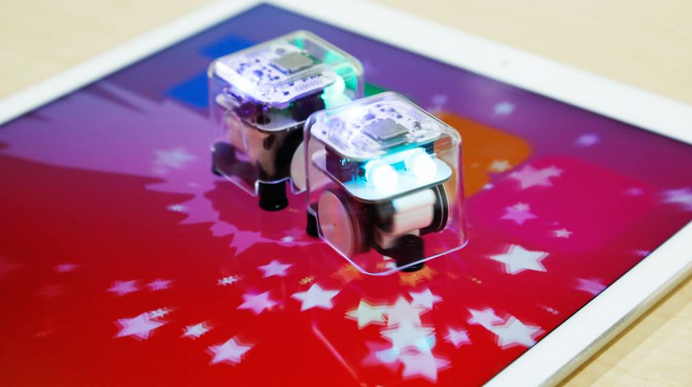 音に合わせてTABOが自在に動き回る。ピンポンなどのゲームやプログラミングソフトなどアプリの幅は多彩