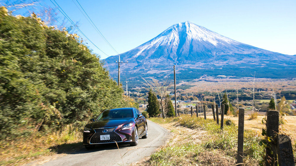 イベント当日は雲一つない快晴で、デビューしたての新型LSをドライブするにはまたとない最高の天気