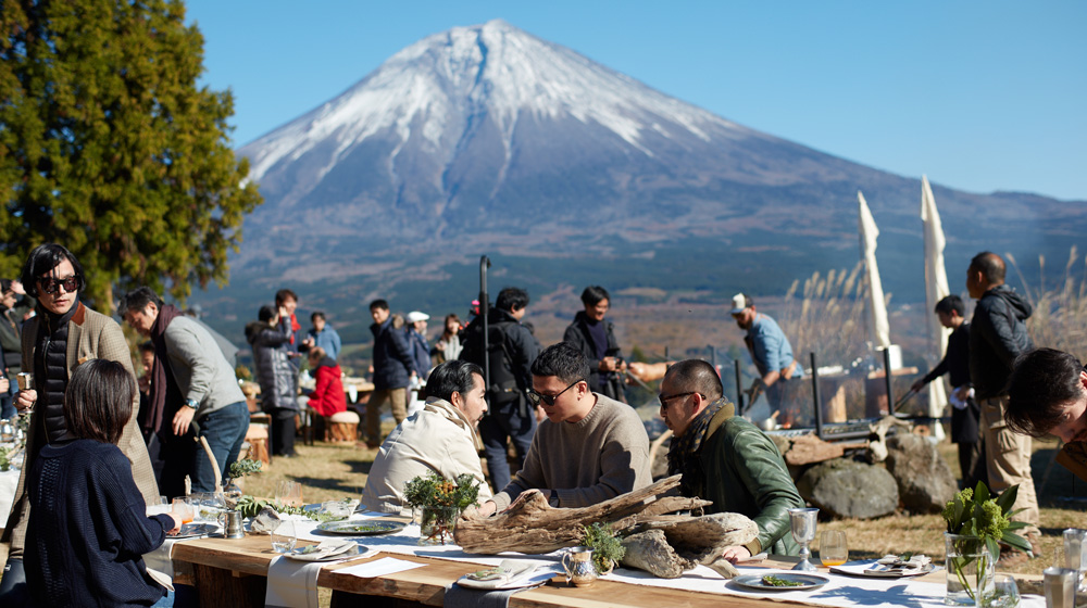 富士山を一望できるぜいたくなロケーションと、贅を尽くした食事にゲストたちの会話も弾む