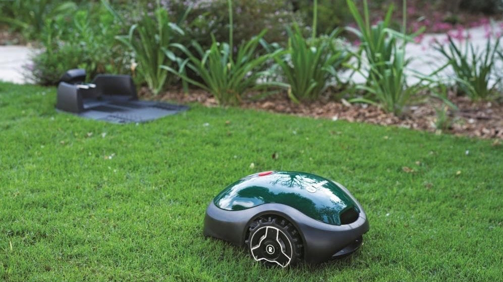 最大300㎡の芝を刈ることができるスマート芝刈り機「Robomow RX20」