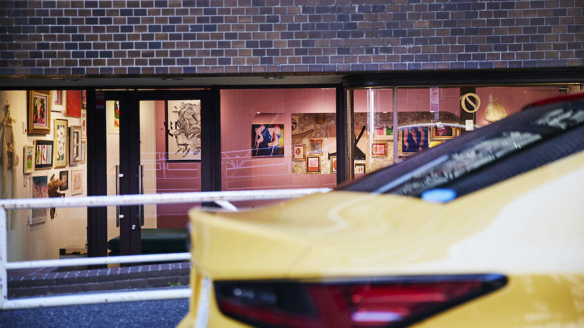 LEXUS RC350 “F SPORT”のカラーが、ギャラリーのピンクの壁とよく合う