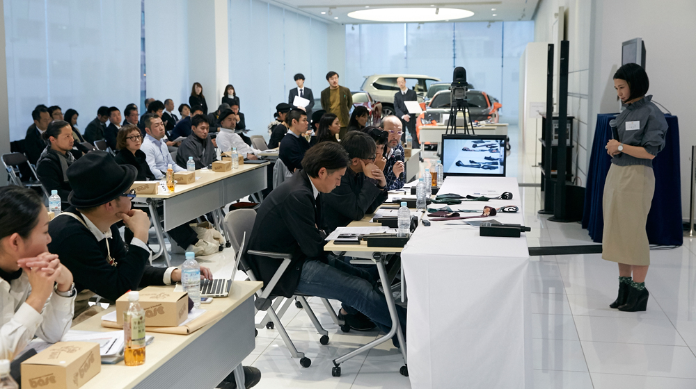 11月30日には匠が一堂に会し、一人ずつ小山氏とメンターらへ試作品のプレゼンテーションを行った
