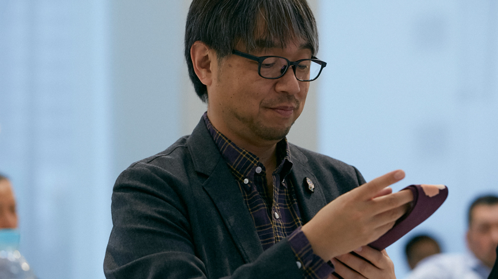 試作品を手にとって質感を確かめるなど、一つひとつ念入りに試作品をチェックする小山氏