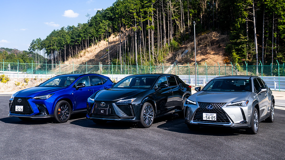 比較車両として用意されたNX450h+(左)、UX300e(右)とともに。