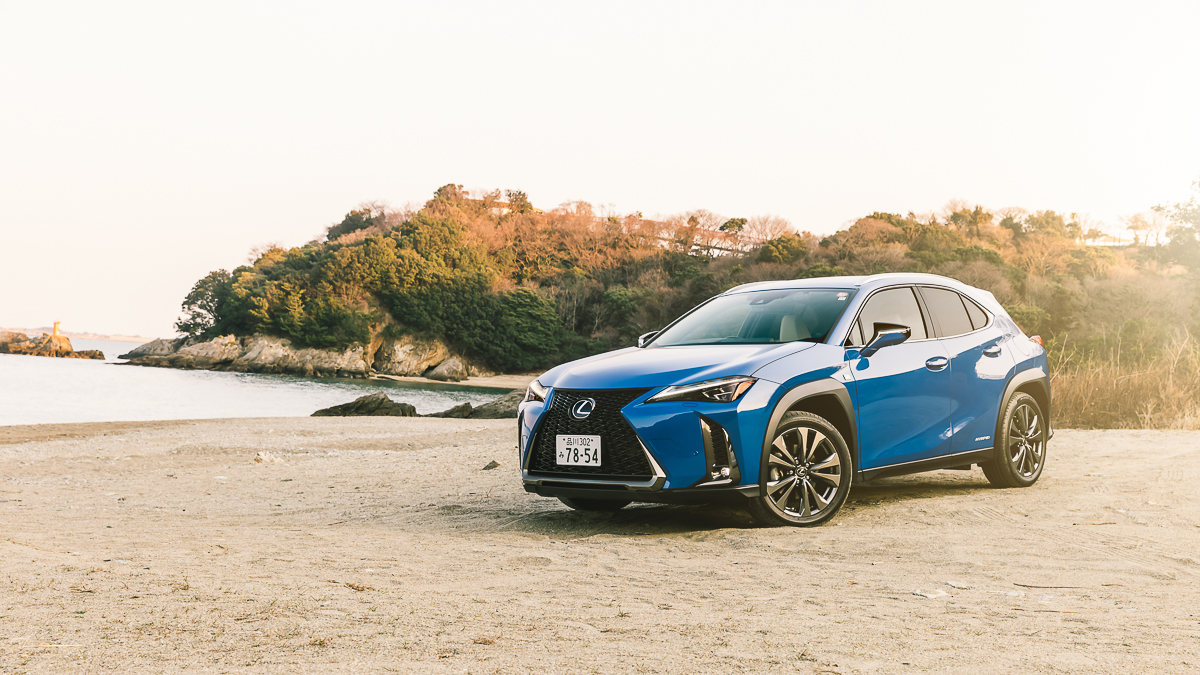 白い砂浜にLEXUS UX250h “F SPORT”の鮮やかなブルーが映える