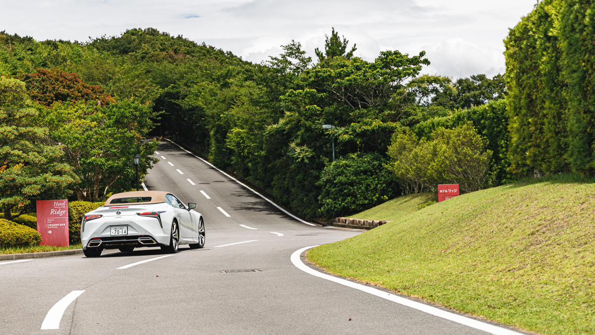 LC500の優雅さが映える、瀬戸内国立公園内のリッジホテルへの美しいアプローチ
