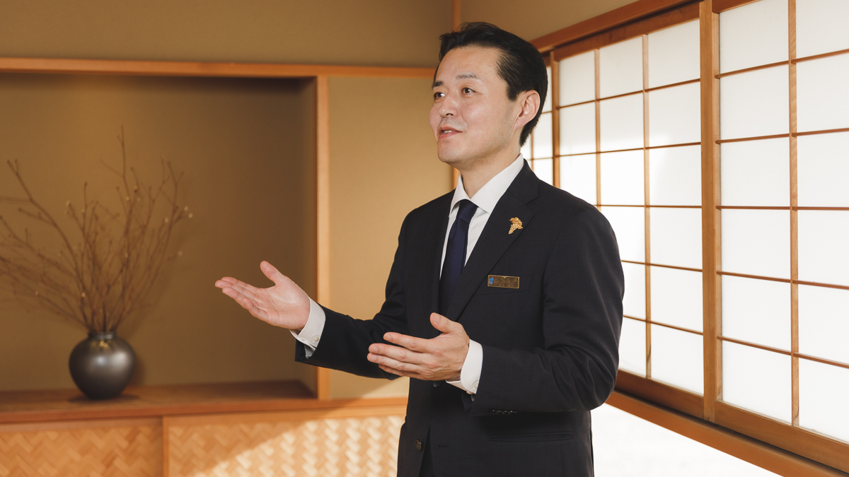 万里荘のオープン時から携わるサービスマネージャー兼ソムリエの若原宏範氏は、客からの信頼が厚い