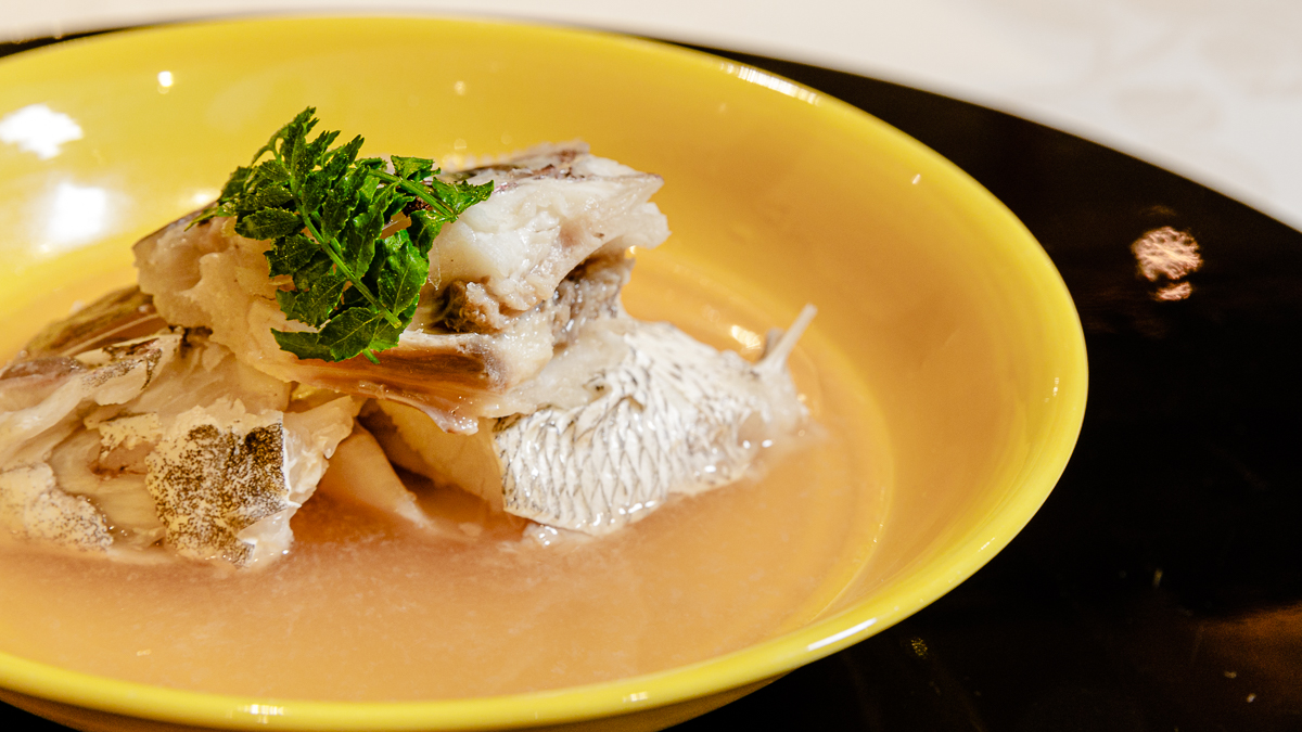 鯛の骨髄から引き出される酸味に日本酒の甘み、薄口醤油をほんの少量加えて、類のないうまみと味わいを引き出す「鯛の淡々」