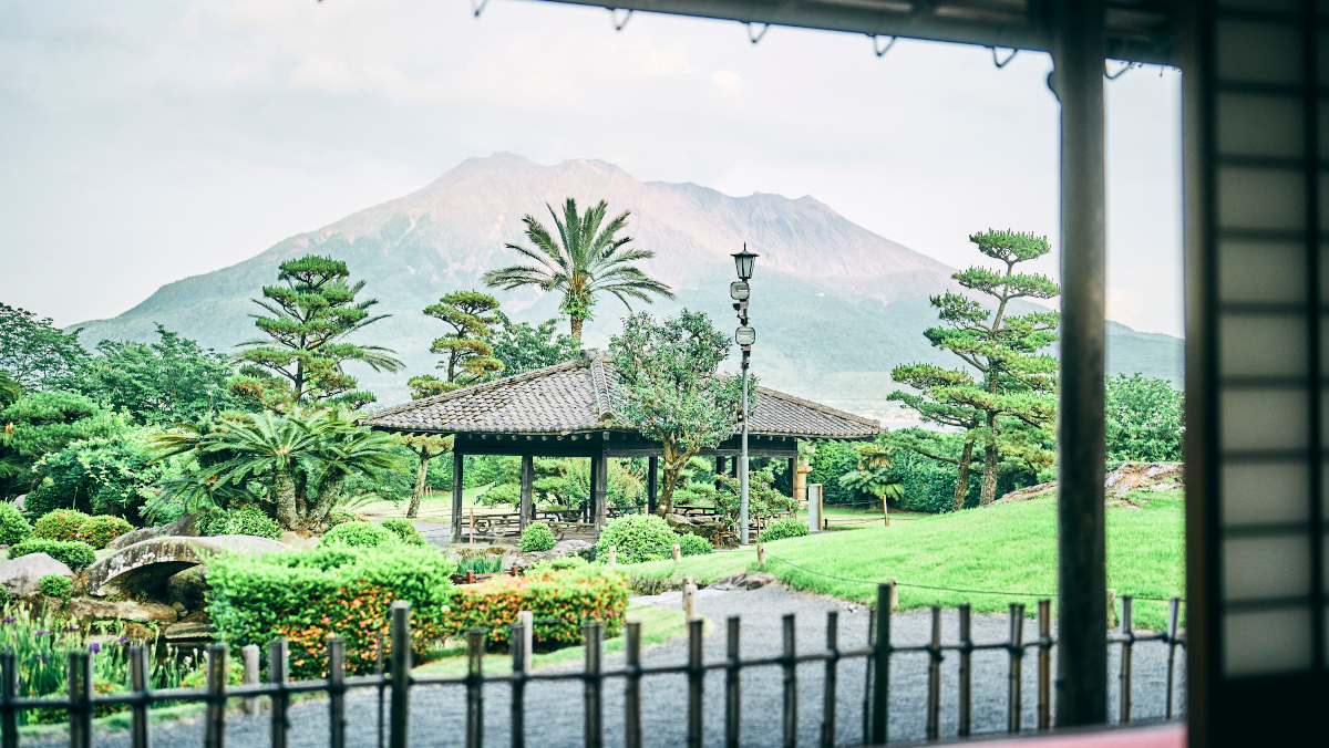 ゲストが4日目に訪れた日本を代表する大名庭園「仙巌園」から桜島を望む