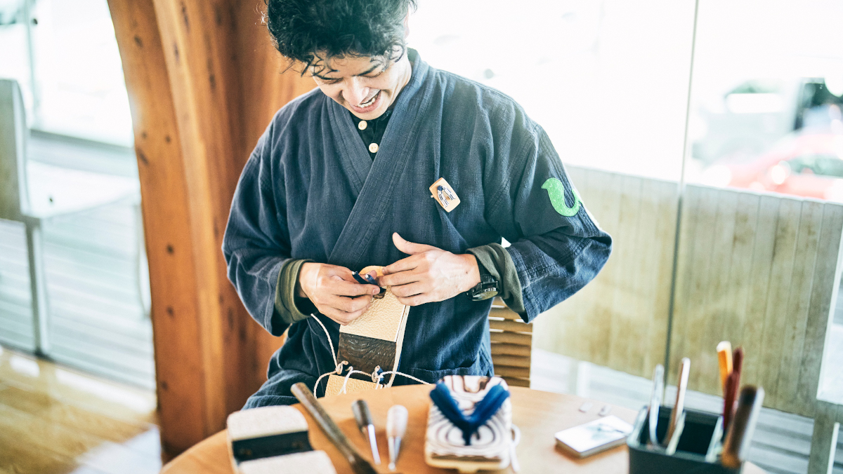 現代のライフスタイルに自然に溶け込む下駄づくりを目指していると語る本野氏