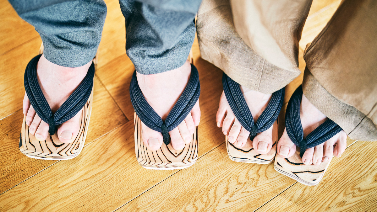 自ら完成させたばかりの下駄を履いて由布院散策を楽しんだゲストも