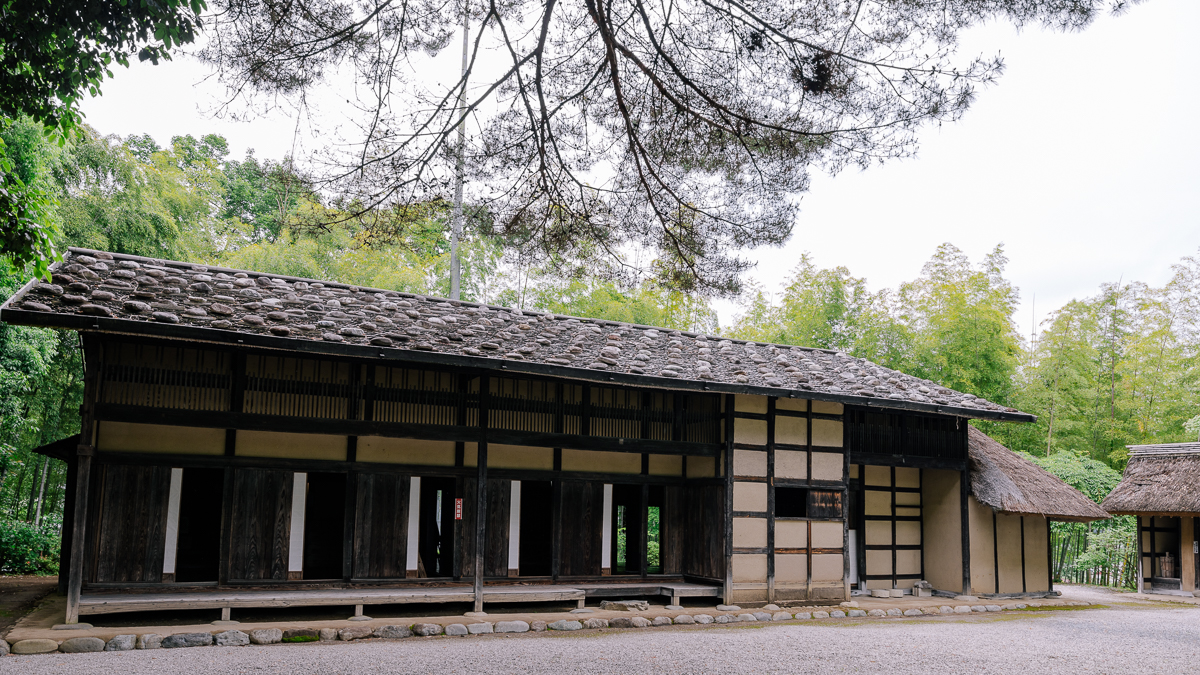 「旧新井家住宅」の藁葺きではなく板葺きという独特な造りの建築物は国の重要文化財に指定されている