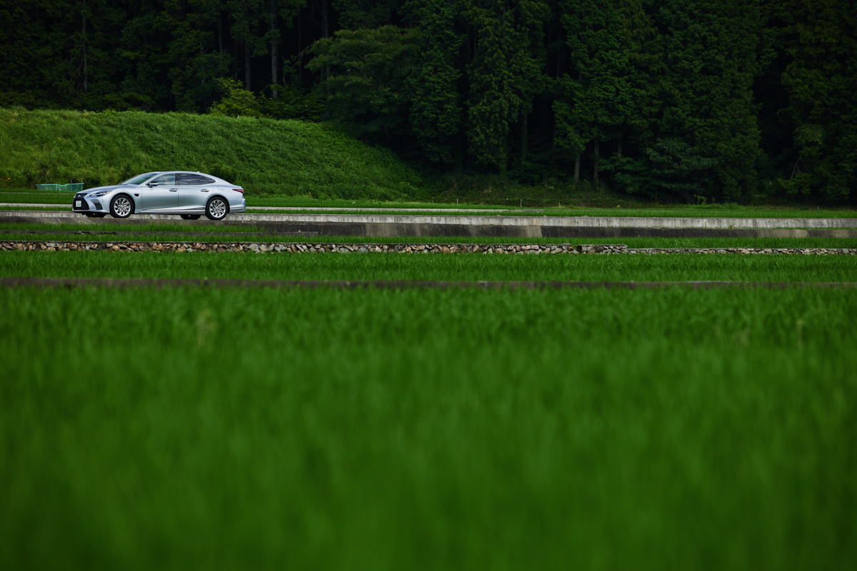 田園とLEXUS LS500h。どんなフィールドでも、その姿は映える
