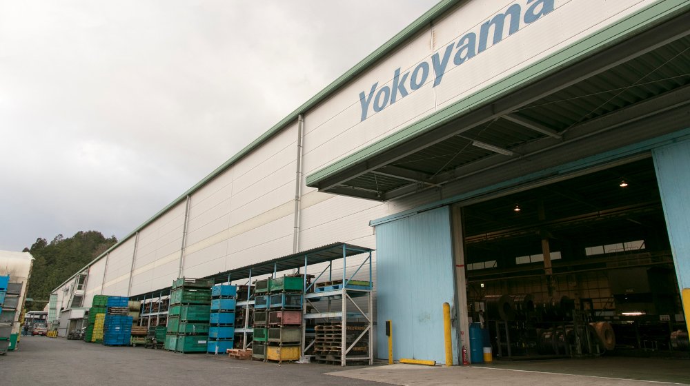 横山興業の大見工場。主にクルマのシート回りの部品を生産している