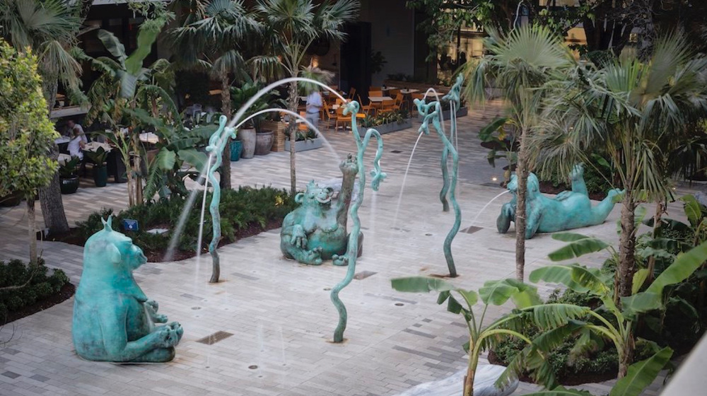 「Aventura Mall」のリノベーションされた施設には「ハース・ブラザーズ」らのアート作品が展示