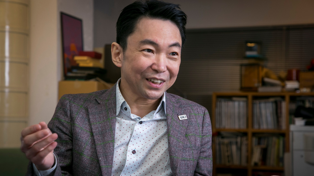 デザイナー出身の独立時計師である浅岡肇氏。今後はプロダクトや自動車のデザインも手がけたいと語る
