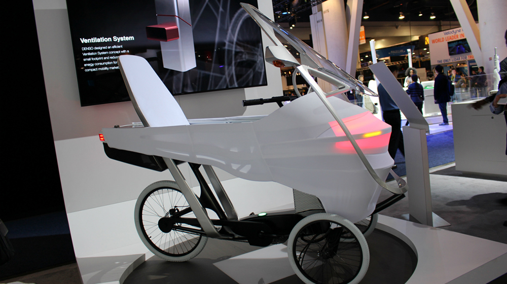デンソーがマサチューセッツ工科大学と共同開発した小型モビリティのデモカー。自動運転が想定されている