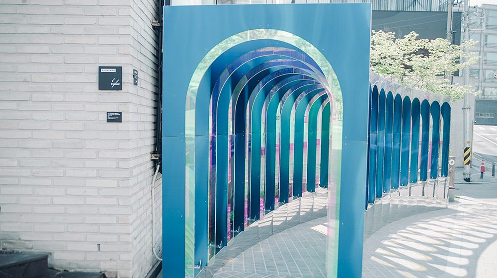 建物の前に展示された作品は、パク・ヨジュにより2018年につくられたもの