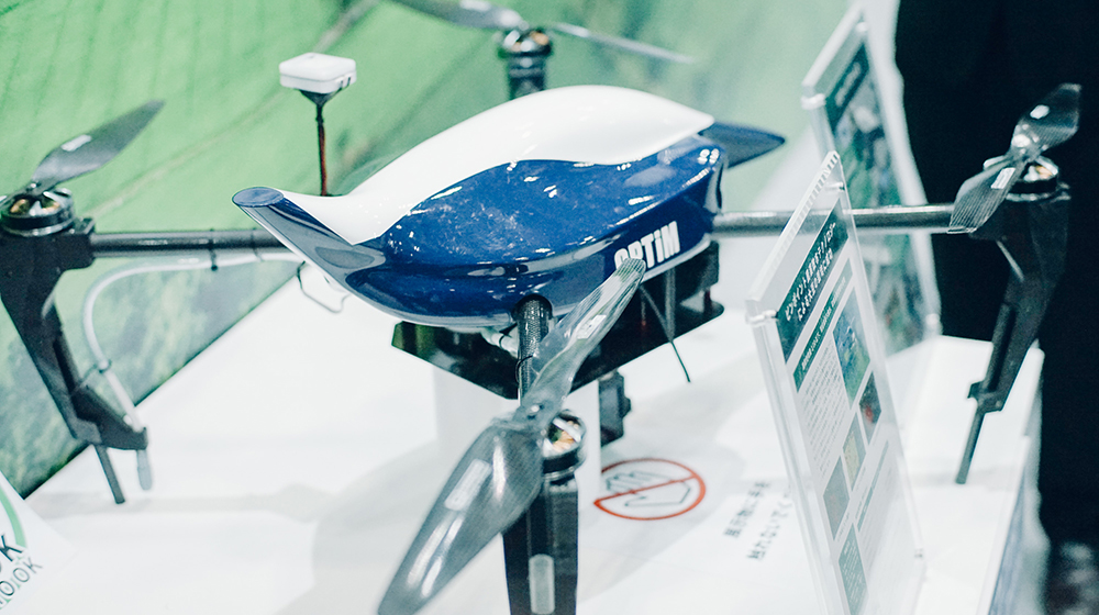 ドローンにAIを搭載し、農業へと活用しようとする取り組みも展示されている