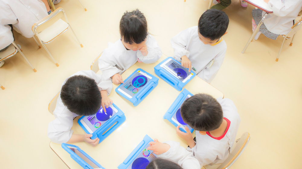 園児たちは指でタブレットを操作することに全く不自由を感じていない