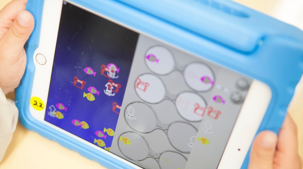 魚やカニ、イカの絵をメガネに入れると、左側のステージで動き出す