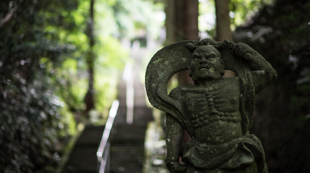会場の文殊仙寺の入り口には、国東の象徴でもある石仏の仁王像が迎える。この330段上がダイニングアウトのディナー会場。