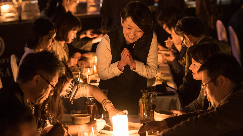 料理の説明をする地元のボランティア。地元愛が、料理の美味しさと、土地の魅力をいっそう高めた。