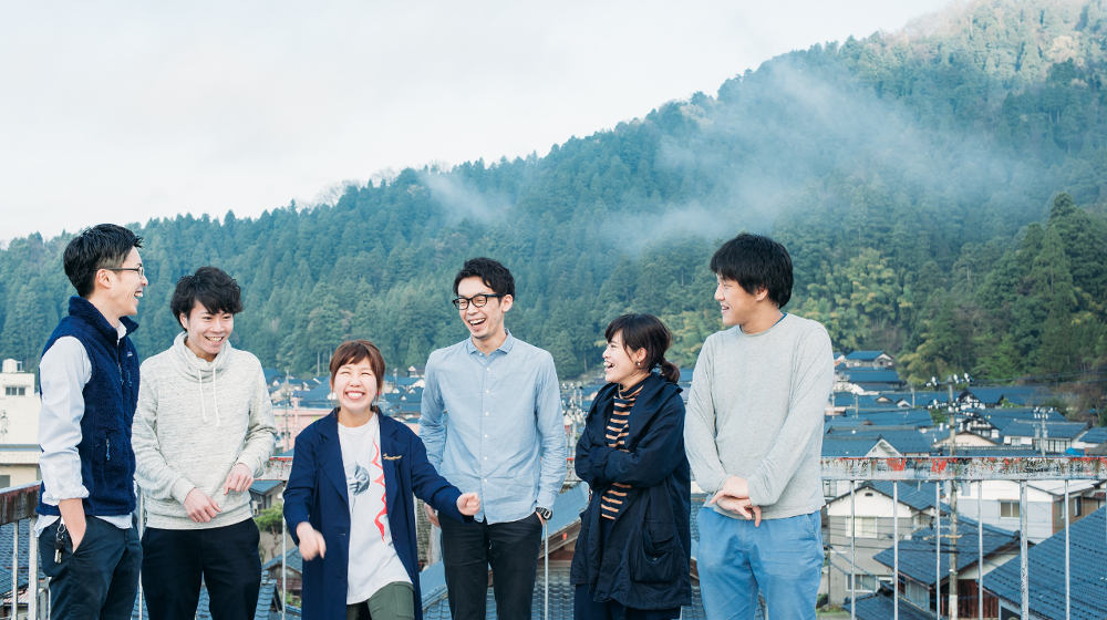 TSUGIはデザイナー4人に加えて、めがね職人、木工職人、里山保全家、コンサルタントなど4人のパートナーで構成される