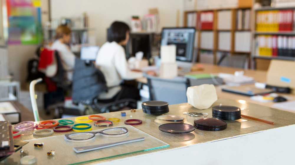 TSUGIのオフィスには、職人の息吹を感じる多彩な商品が並ぶ