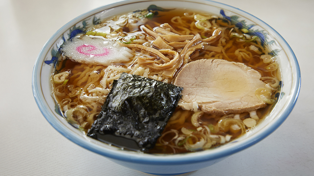 中華そばの懐かしい味に舌鼓を打つ