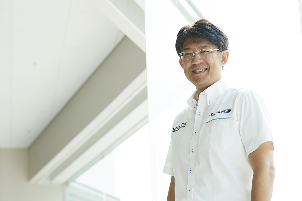 レース現場のエンジニアリングからモノづくりを学ぶことも多くサーキットにも頻繁に足を運ぶと言う佐藤。