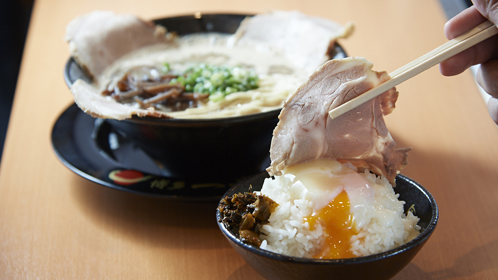 温泉たまごをかけたご飯をラーメンのチャーシューでくるんで食すのが常連客のお決まり