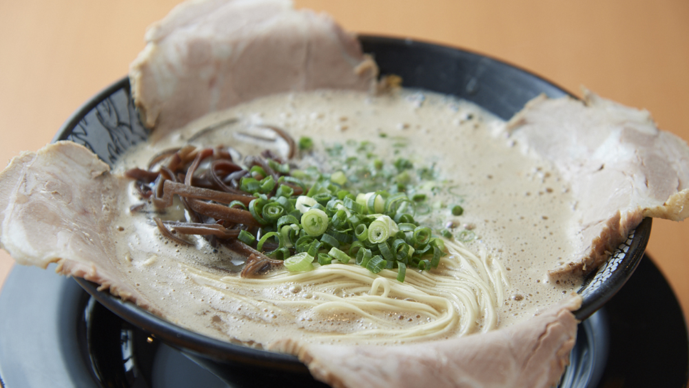 泡立ったクリーミーでコクのあるスープが「博多一幸舎」のとんこつラーメンの最大の特徴