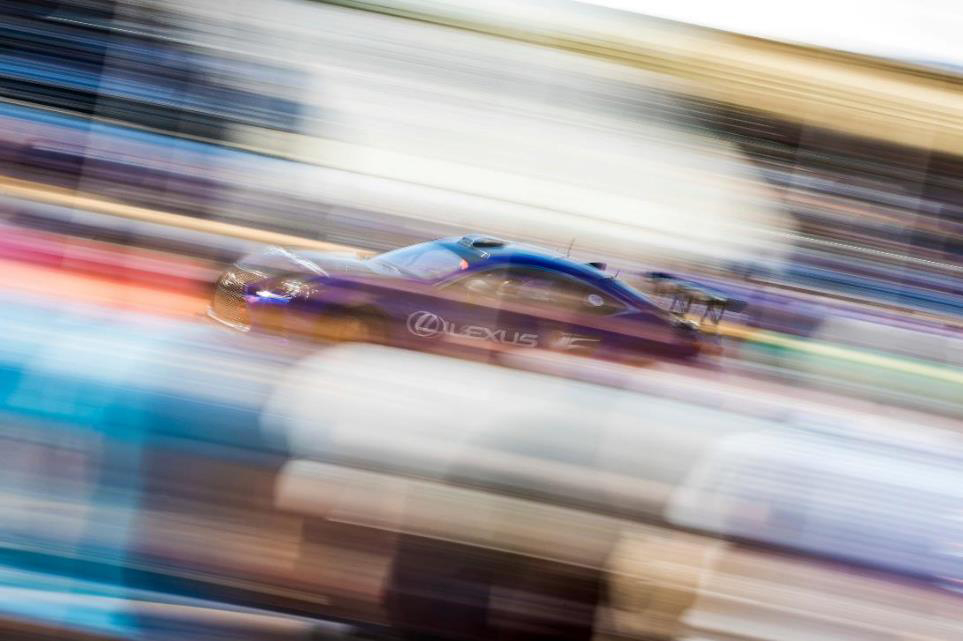 大観衆の前を駆け抜けていくLEXUS RC F Cup Car