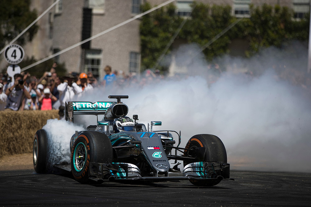 現役F1ドライバーであるバルテリ・ボッタス氏もドーナツターンで観衆を魅了した