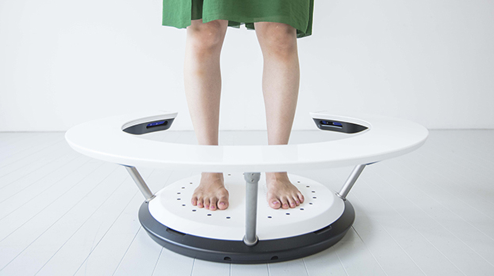誰もがサイズを測りたくなるデザインにこだわった「フットデジタイザ」 ©Flicfit