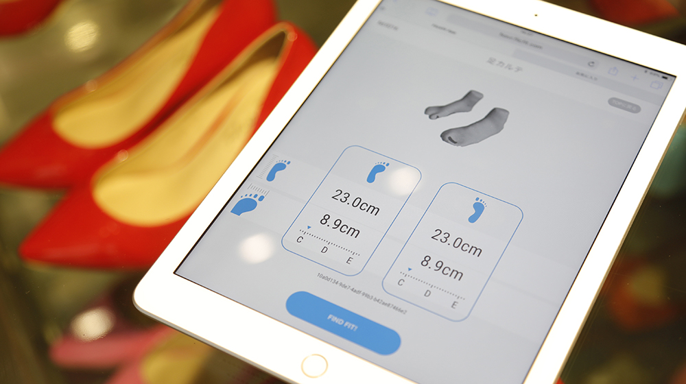 足の計測結果は、iPadに表示。左右の足のサイズや形状などがひと目でわかるようにこだわった
