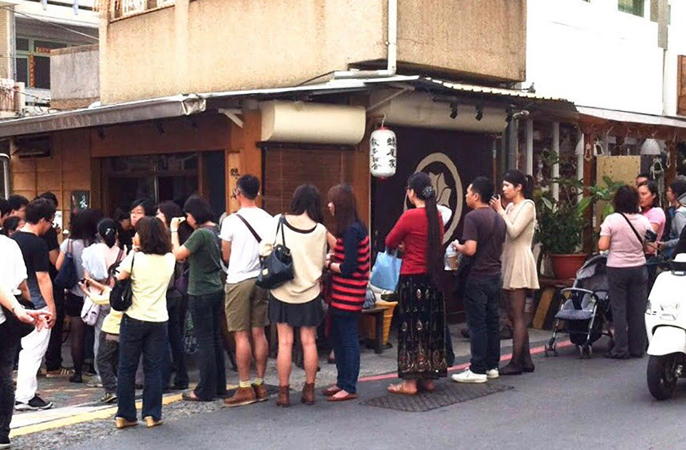 台湾本店の行列風景。回転は早いが、開店前から行列が絶えることはない