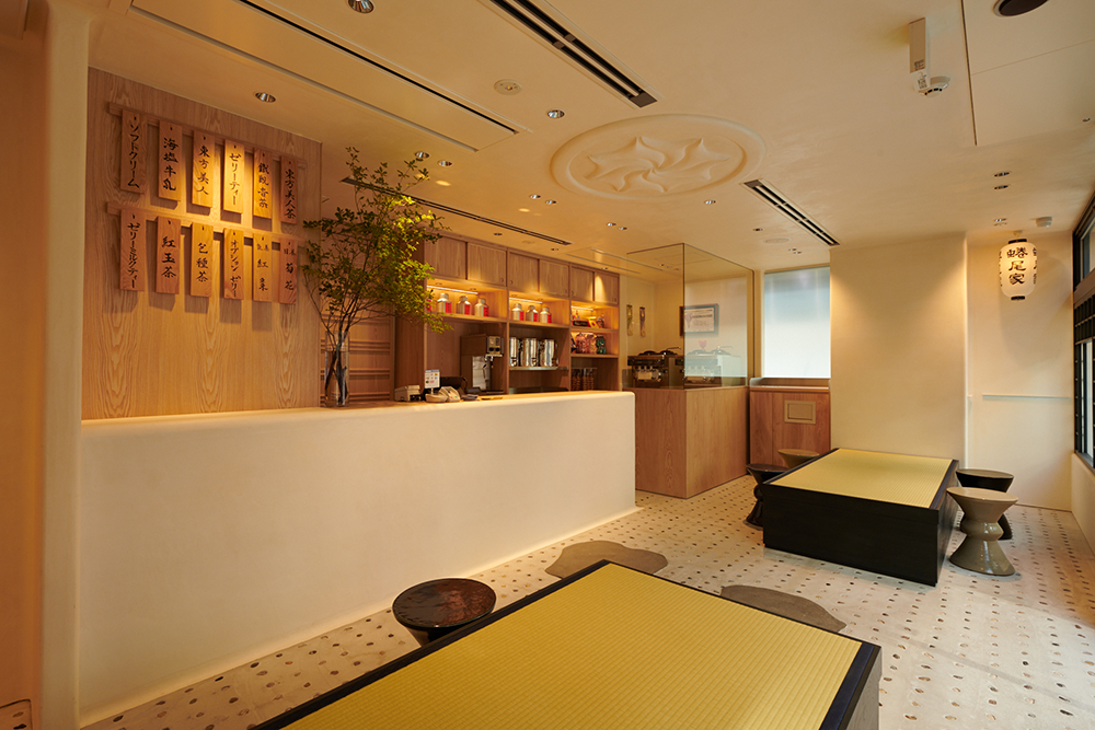 ゆったりとしたスペースに、畳のベンチシートが清々しい三軒茶屋店。世界中から厳選したお茶も楽しめる