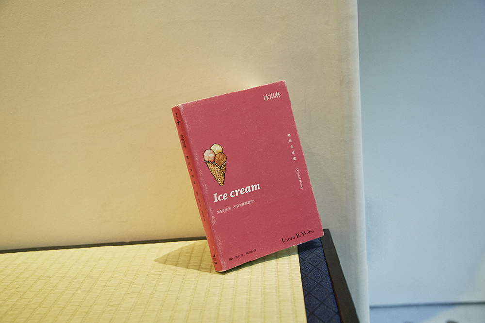 李さんに大きな影響を与えたローラ・ワイスの『Ice Cream』は、心の拠り所ともなっている枕頭の書