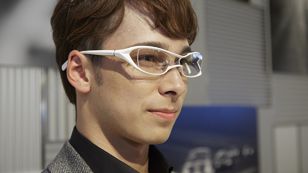 アセテート製フレームを採用した「LXF-002」。価格は¥64,800