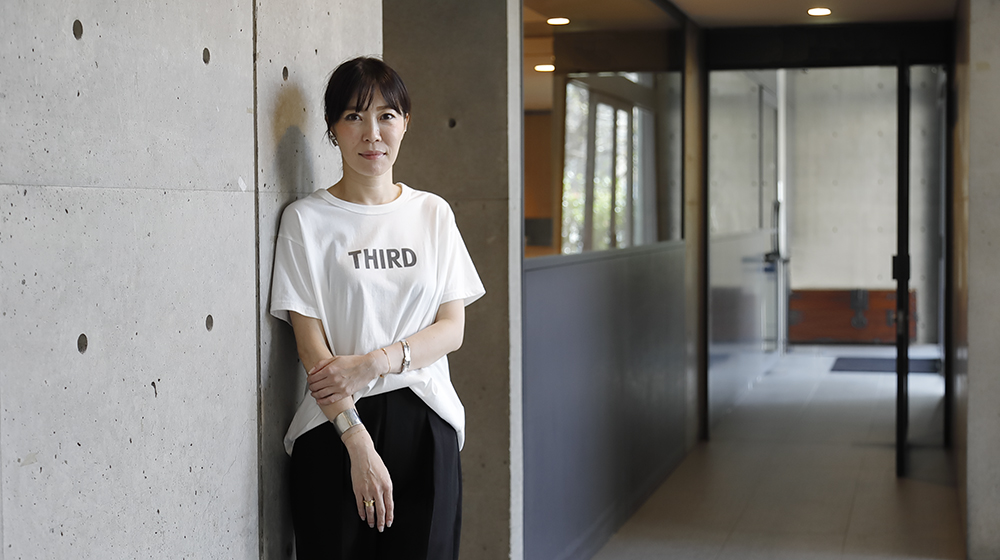 ディレクターの祐宗摩稚子氏。「感度の高い女性が服に、スタイリングに、ワクワクできる場所にしたい」