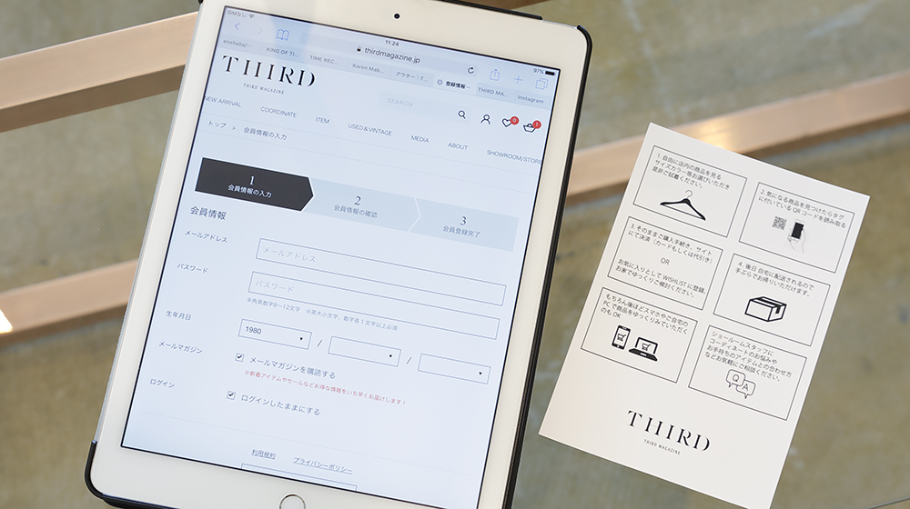 利用方法を記載したフライヤーを配布。タブレットも用意しているが、自身のスマホから購入する顧客が多い
