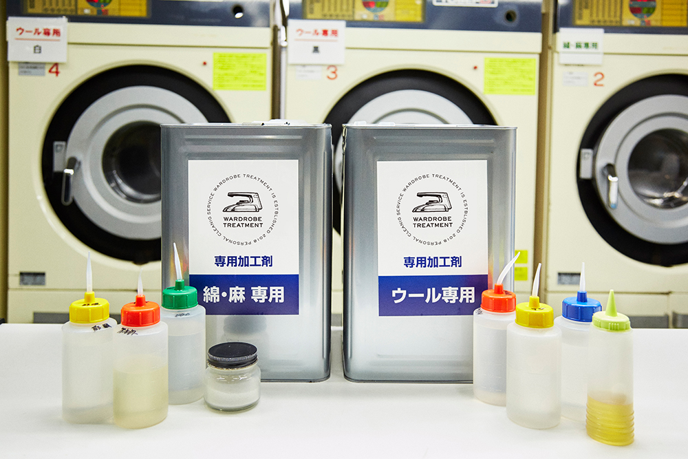 マシンもオリジナルの加工剤も、素材ごとに使い分けている。もちろん1着ごとに丁寧に作業を行う