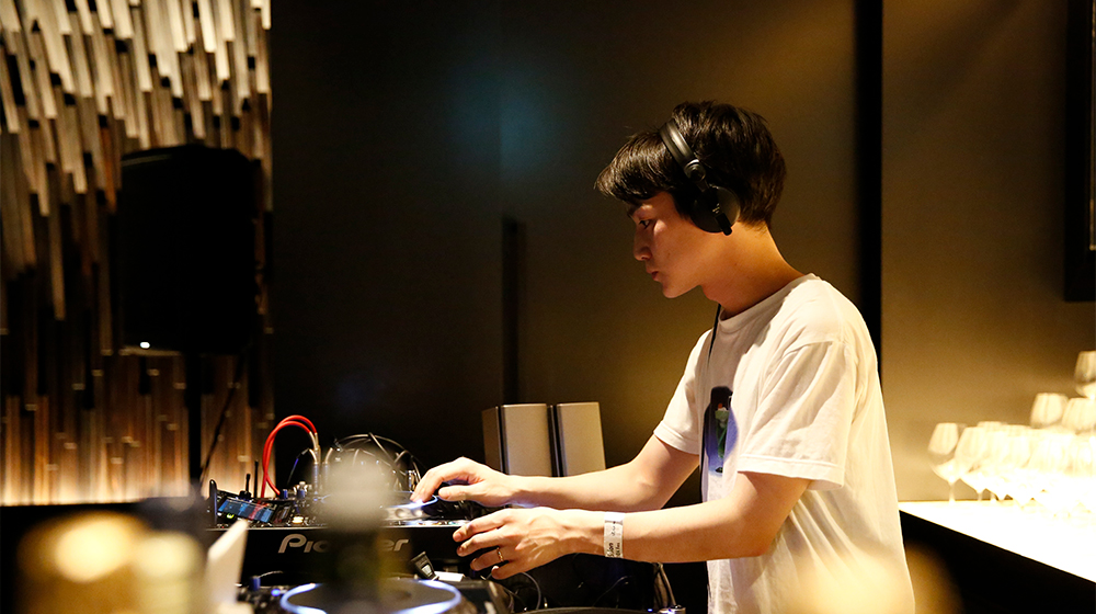 AsparaによるDJパフォーマンス