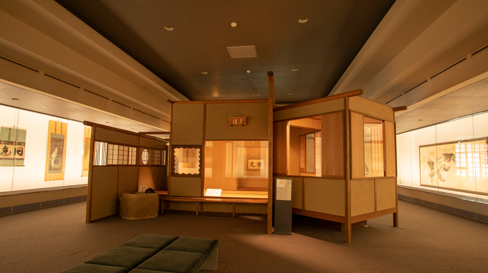 第一展示室には、鹿苑寺境内に建つ茶室「夕佳亭」が復元されている